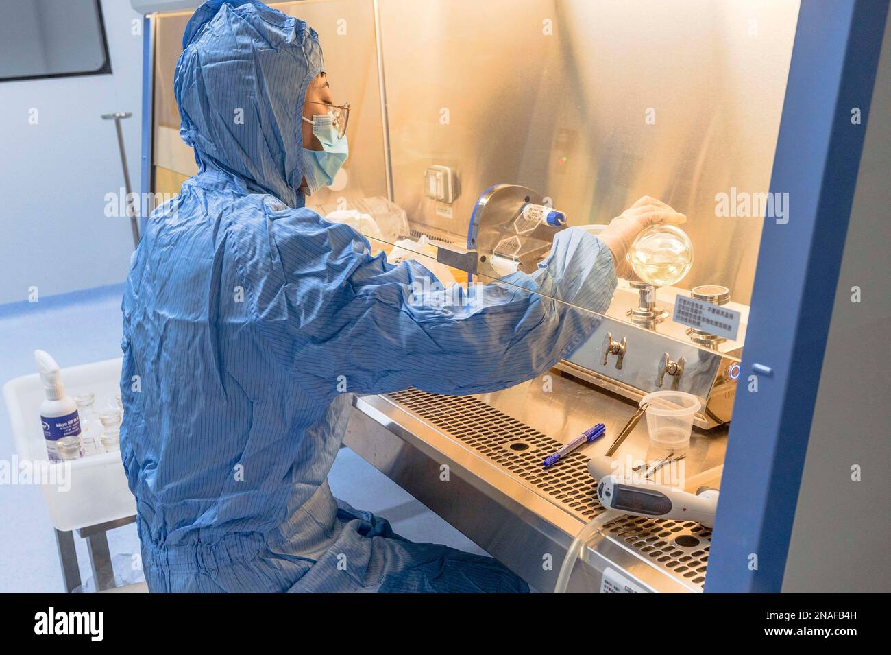 TAIZHOU, CHINE - 23 DÉCEMBRE 2021 - (FILE) Un technicien prélève des échantillons de produits de vaccin Covid-19 Reco dans un atelier Reco bio à Taizhou, Jiangsu p Banque D'Images