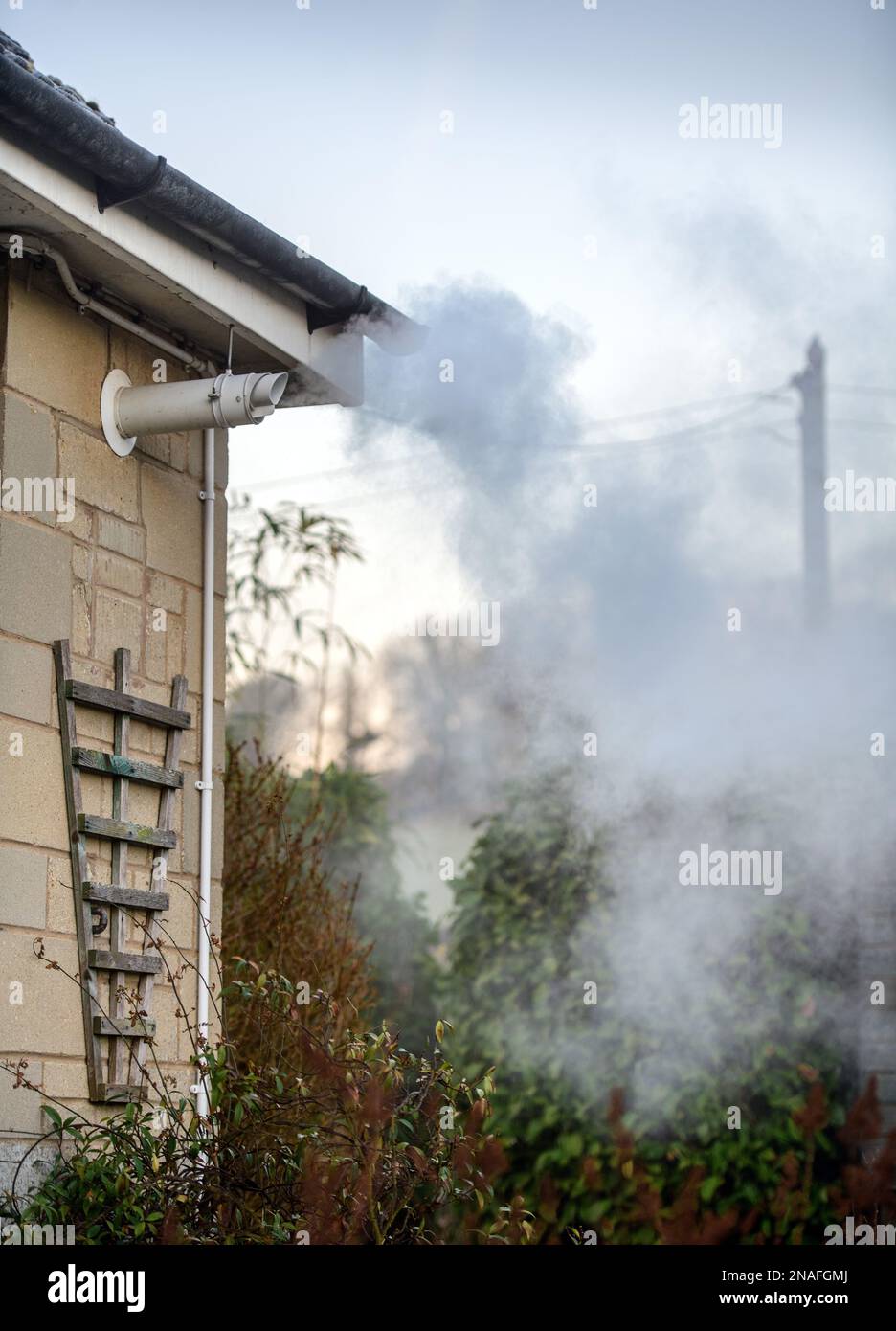 Un évent de fumée de chaudière à gaz. Banque D'Images
