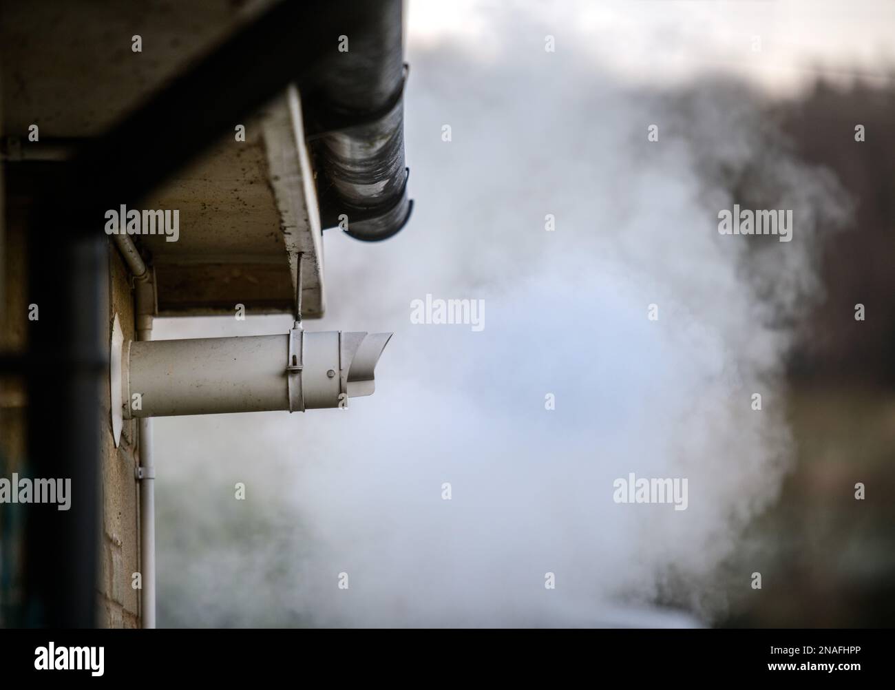 Un évent de fumée de chaudière à gaz. Banque D'Images