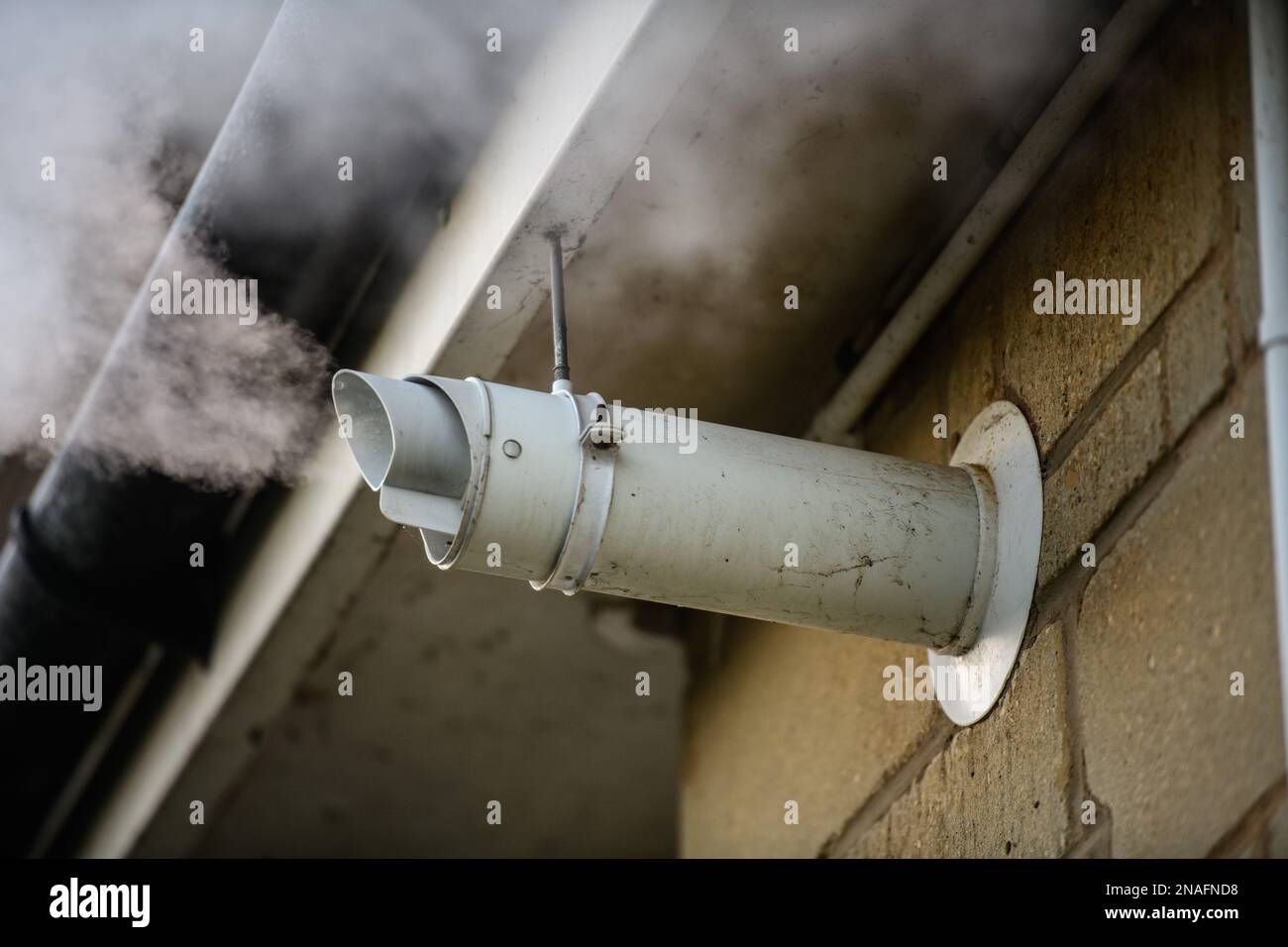 Un évent de fumée de chaudière à gaz. Banque D'Images