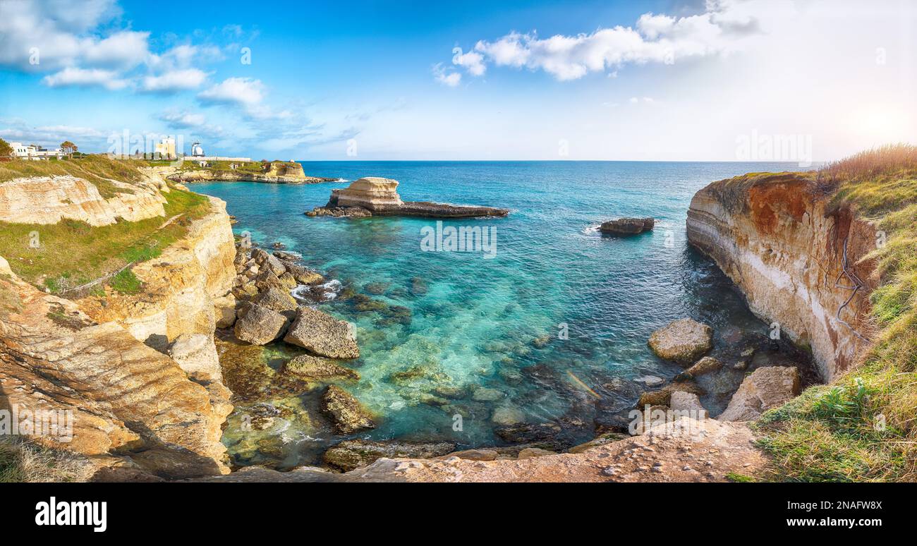 Vue étonnante sur la plage et les falaises Torre Sant'Andrea et l'îlot Scoglio le Tafaluro, la région d'Otranto, Salento mer Adriatique côte, Puglia, Italie Banque D'Images