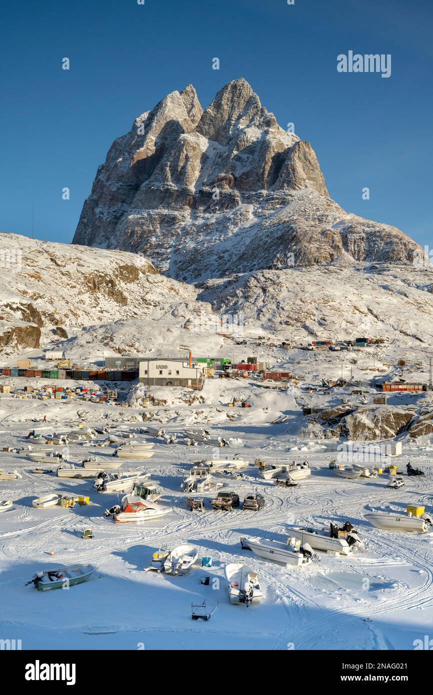 Maisons Cplourful sur les pentes inférieures de la montagne Uummannaq dans le nord-ouest du Groenland. Banque D'Images