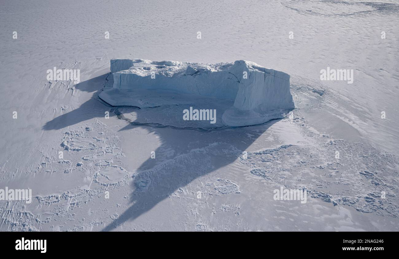 Icebergs gelés dans la glace de mer du fjord d'Uummannaq, dans le nord-ouest du Groenland. Banque D'Images