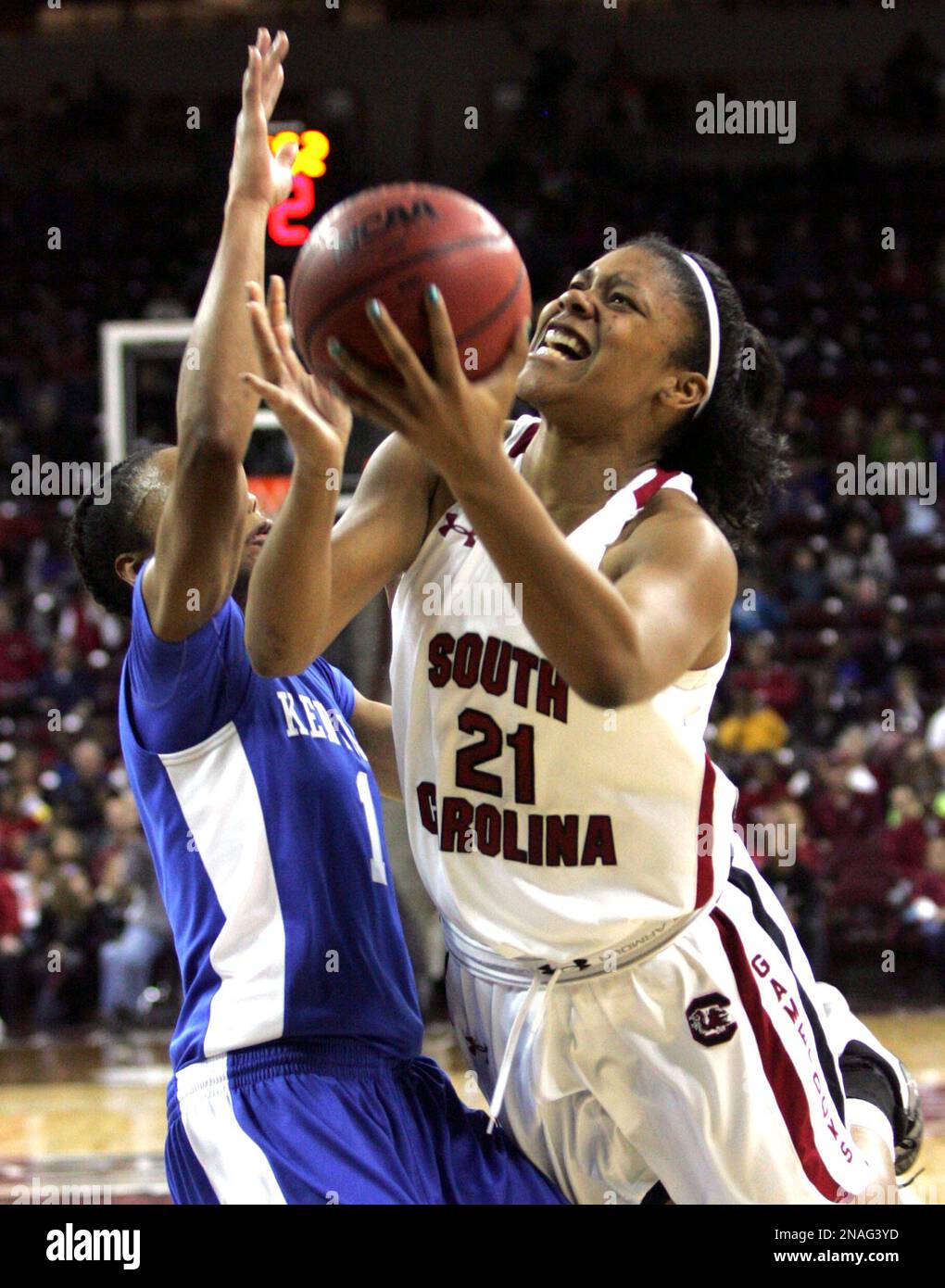 South Carolina's Ashley Bruner (21) drives for the basket against Kentucky's A'dia Mathies (1) during the first half of their NCAA college basketball game, Sunday, Jan. 15, 2012, in Columbia, S.C. (AP Photo/Mary Ann Chastain) Banque D'Images