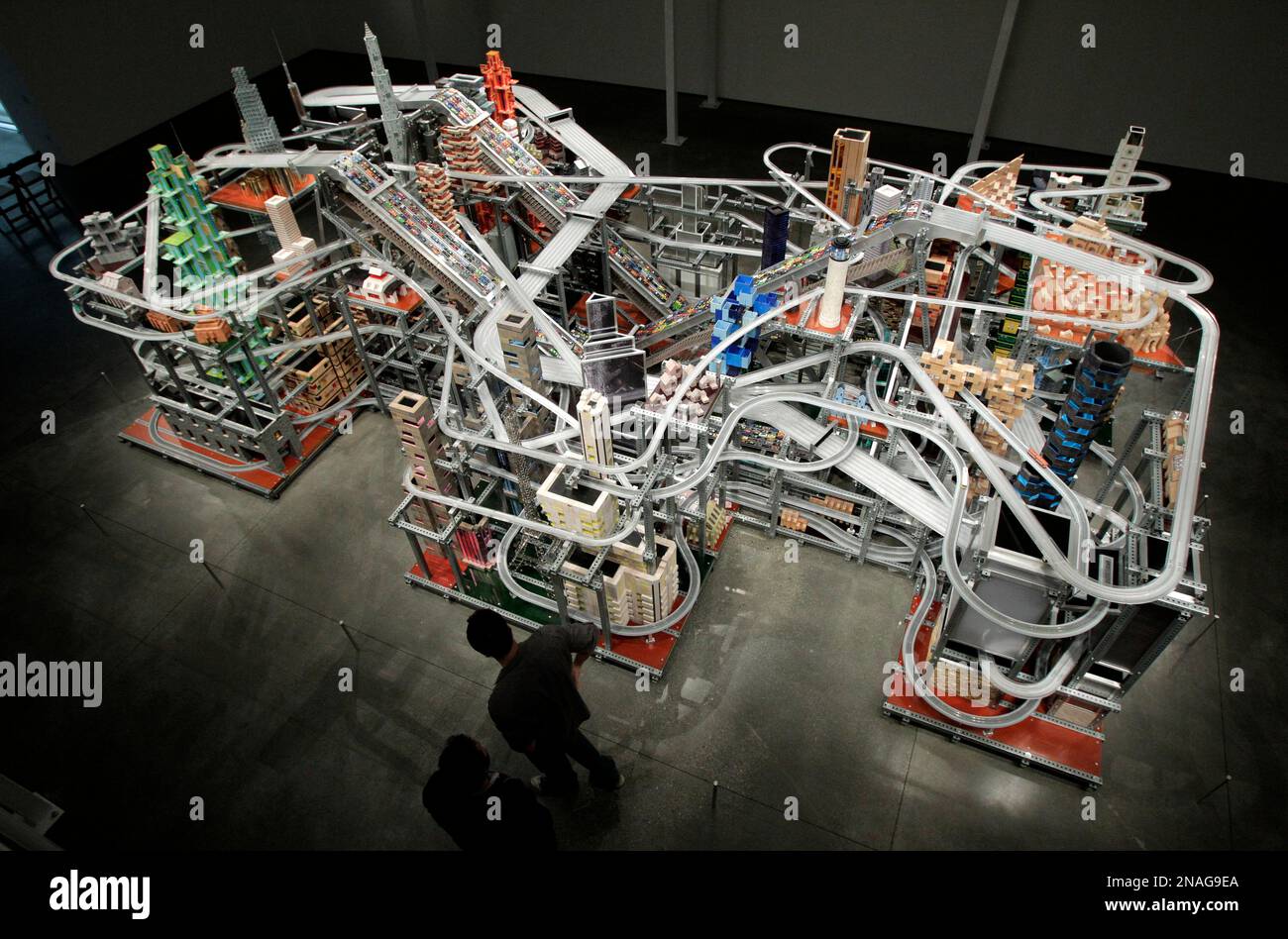 Chris Burden's latest kinetic sculpture, "Metropolis II," is displayed at the Los Angeles County Museum of Art (LACMA) in Los Angeles, Wednesday, Jan. 11, 2012. The sculpture does more than just imitate life. The colorful display of roads, cars, trains and buildings is art imitating what the artist foresees life being like in five or 10 years. (AP Photo/Jae C. Hong) Banque D'Images