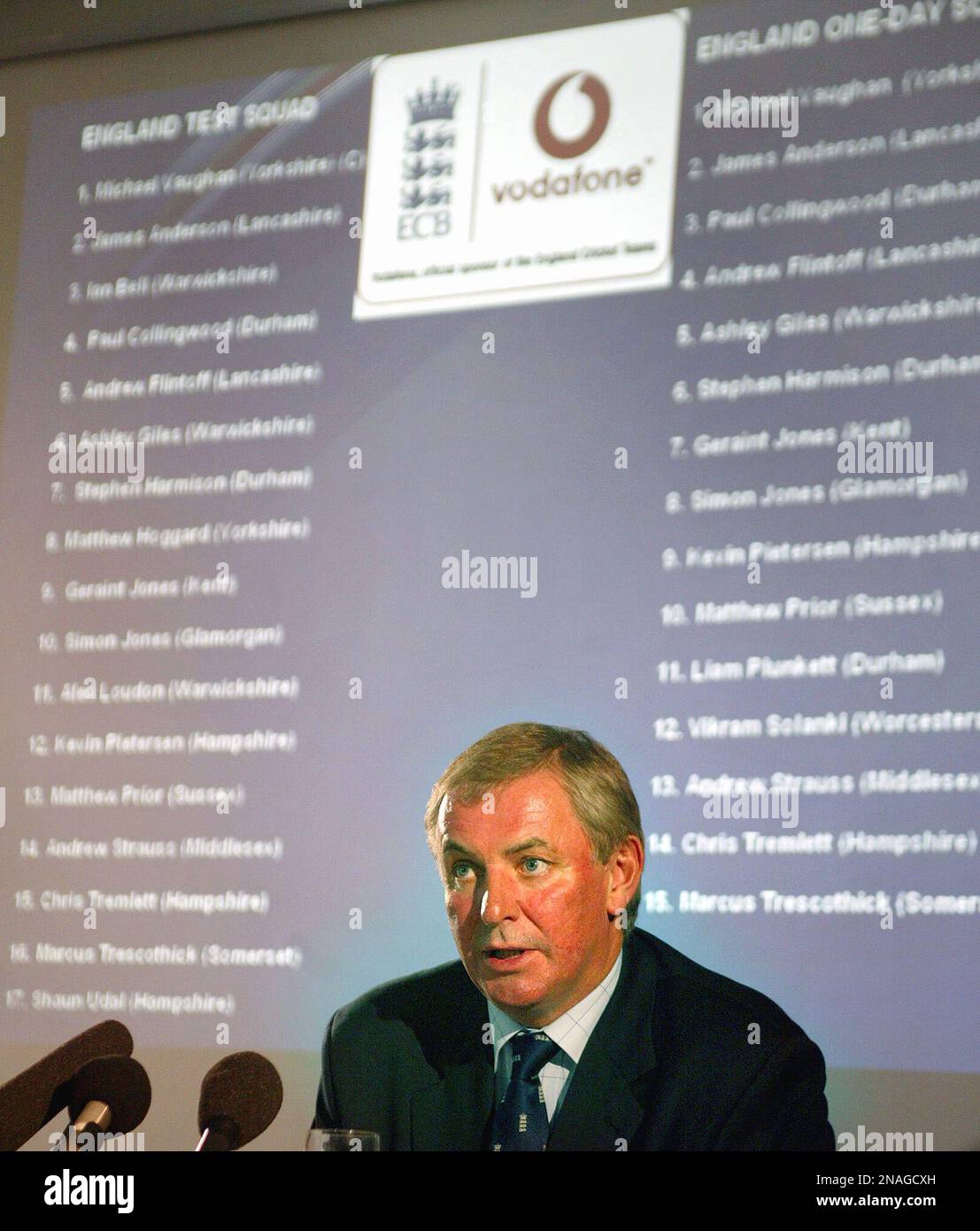 England's chairman of selectors, David Graveney announces the selected members of the England cricket team to tour Pakistan next month, at Lord's cricket ground in central London, Monday Sept. 19, 2005. England's selectors have sprung a surprise by calling up four uncapped players for this winter's Test tour to Pakistan announced by chairman of selectors David Graveney at Lord's. (AP Photo/Jane Mingay) Banque D'Images