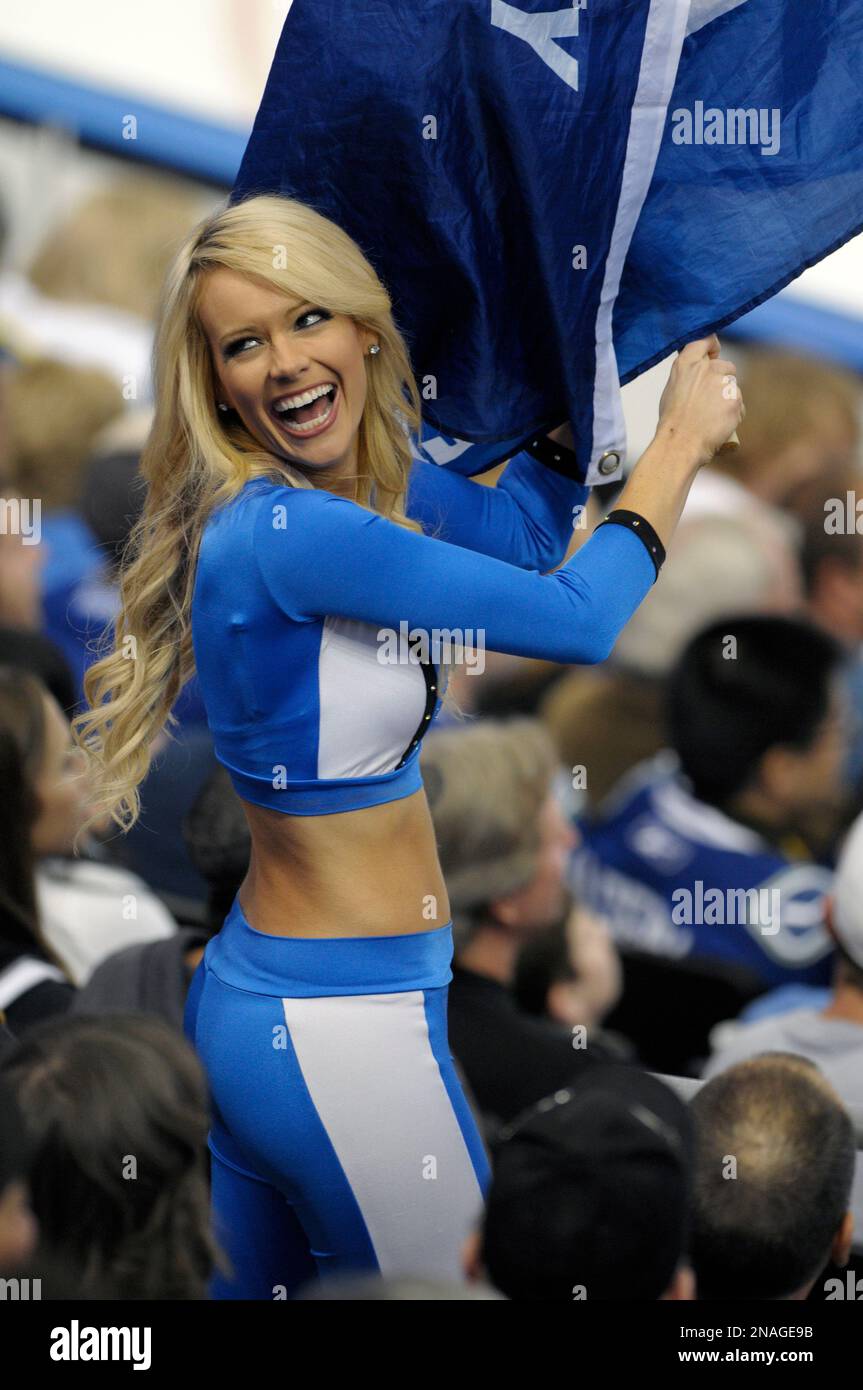 A member of the Lightning Girls cheer squad performs in the stands during the third period of an NHL hockey game between the Tampa Bay Lightning and Vancouver Canucks in Tampa, Fla., Tuesday, Jan. 10, 2012.(AP Photo/Phelan M. Ebenhack) Banque D'Images
