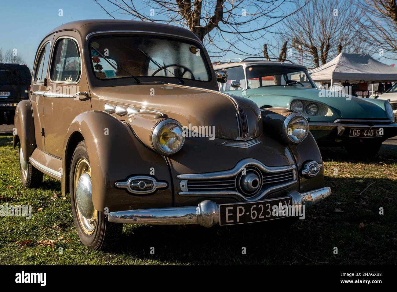 Les vieux véhicules (voitures, motos, utilitaires) ont eu lieu au Parc des Expositions, lors de l'édition de l'exposition "Périgueux Classic Auto 2023" à Marsac sur l'Isle, Dordogne, sur 11 février 2023. Photo de Denis Prezat/ABACAPRESS.COM Banque D'Images