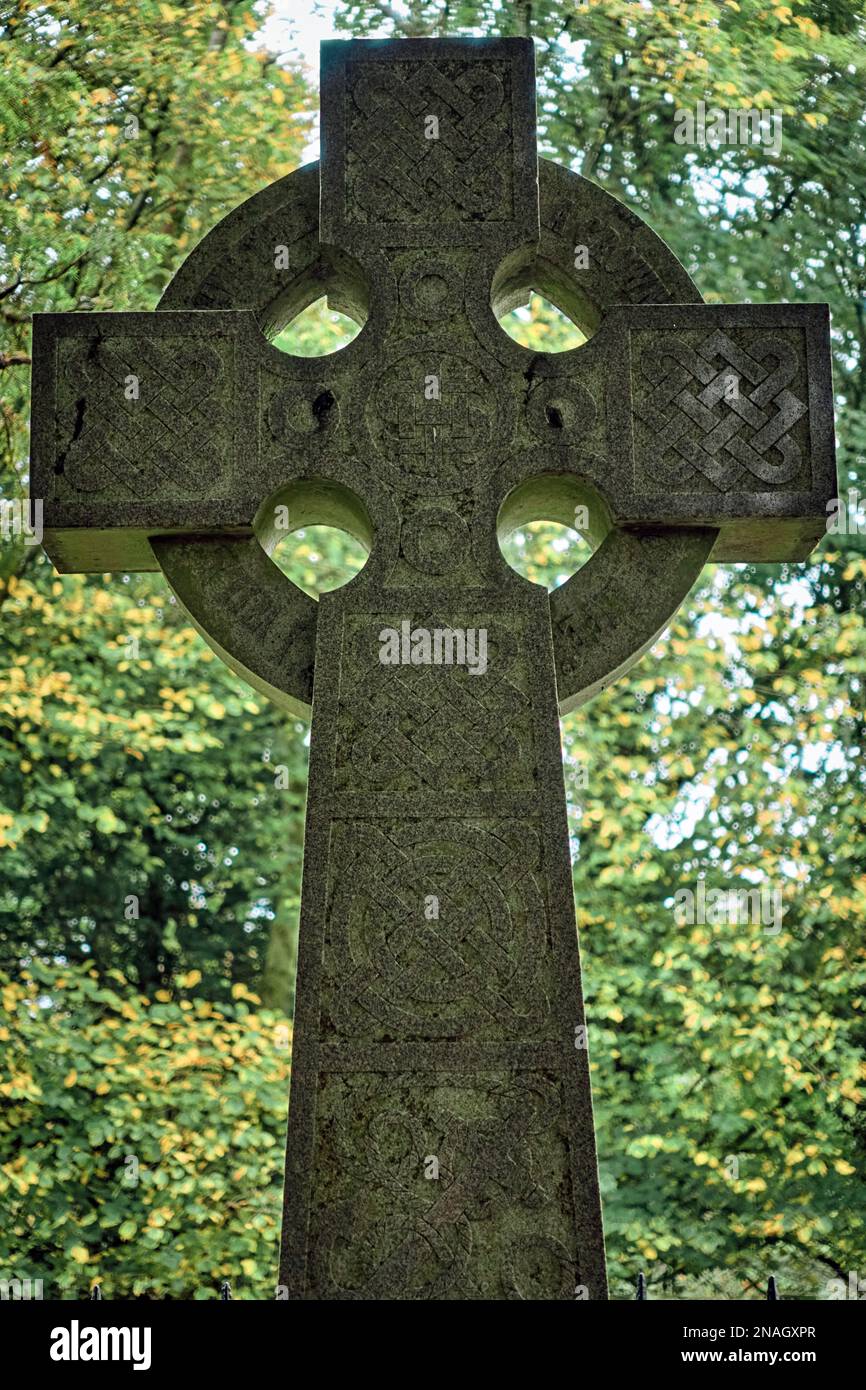 Une croix celtique dans un chantier écossais. Banque D'Images