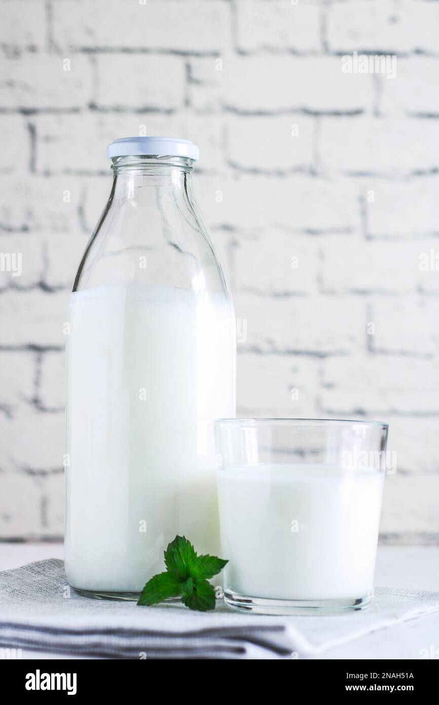 Boisson au kéfir au lait biologique probiotique ou yaourt dans des récipients en verre, sur fond blanc gris. Santé intestinale. Boisson laitière fermentée froide probiotique. Tendance Banque D'Images