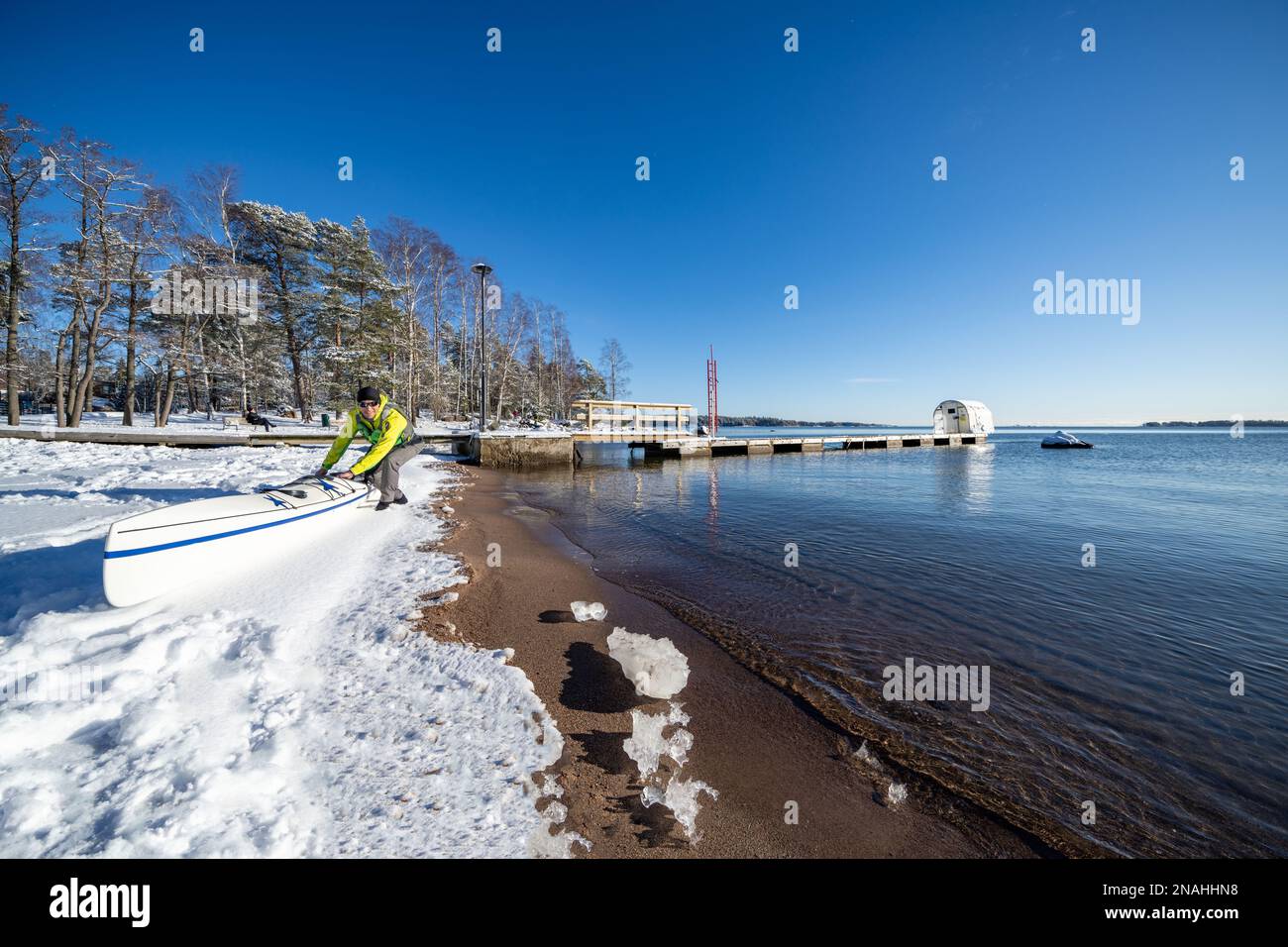 Faire du kayak depuis la plage de Haukilahti, Espoo, Finlande Banque D'Images