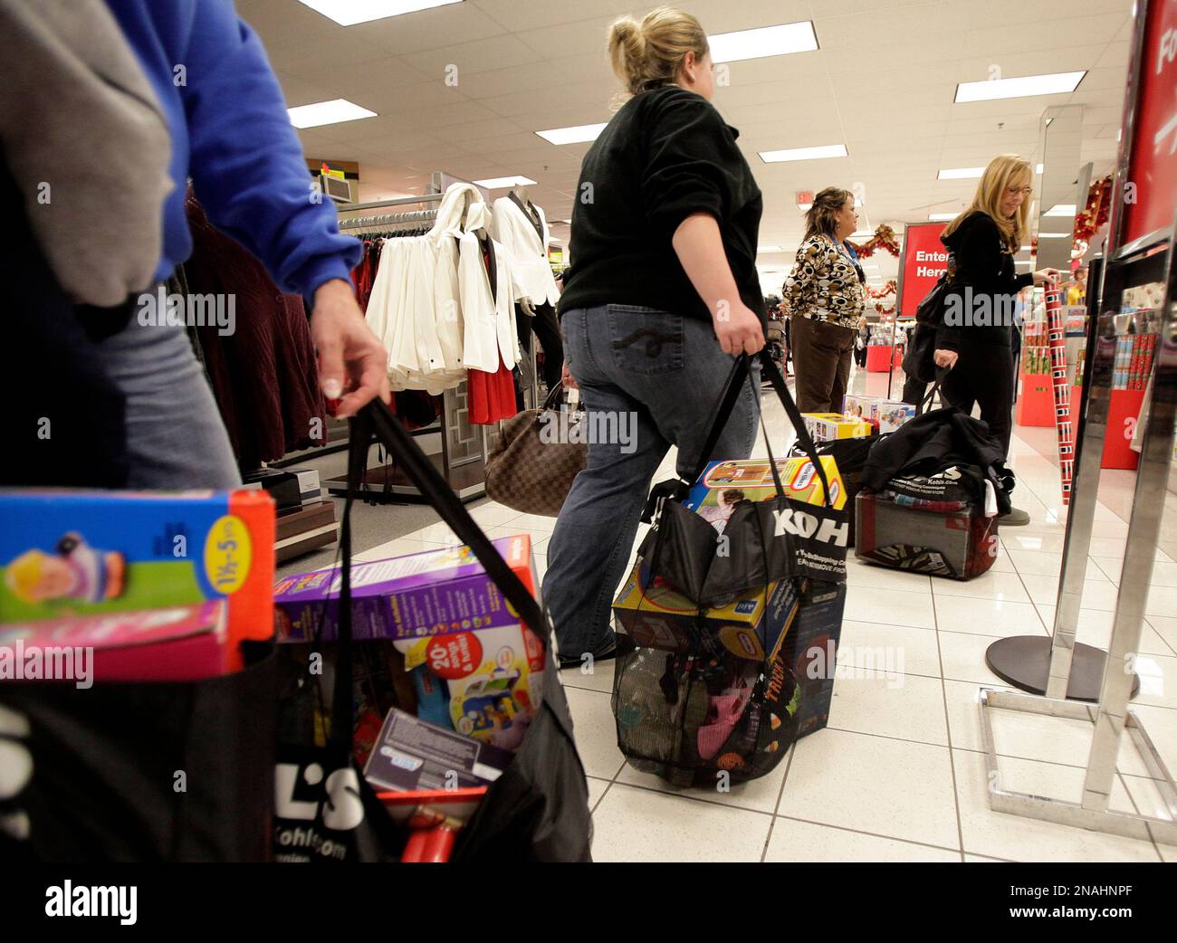 FILE - In this Nov. 25, 2011 file photo, customers wait in line to pay for their items at a Kohl's department store in La Habra, Calif. Many retailers are reporting solid sales gains for December, capping a decent holiday season. (AP Photo/Jae C. Hong, File) Banque D'Images