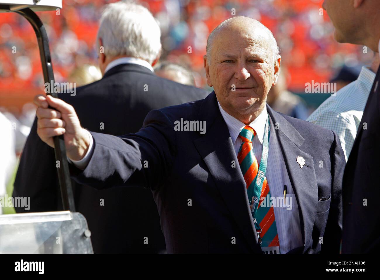 Former Miami Dolphins owner, H. Wayne Huizenga stands on the field before an NFL football between the Miami Dolphins and New York Jets, game Sunday, Jan. 1, 2012, in Miami. (AP Photo/Lynne Sladky) Banque D'Images