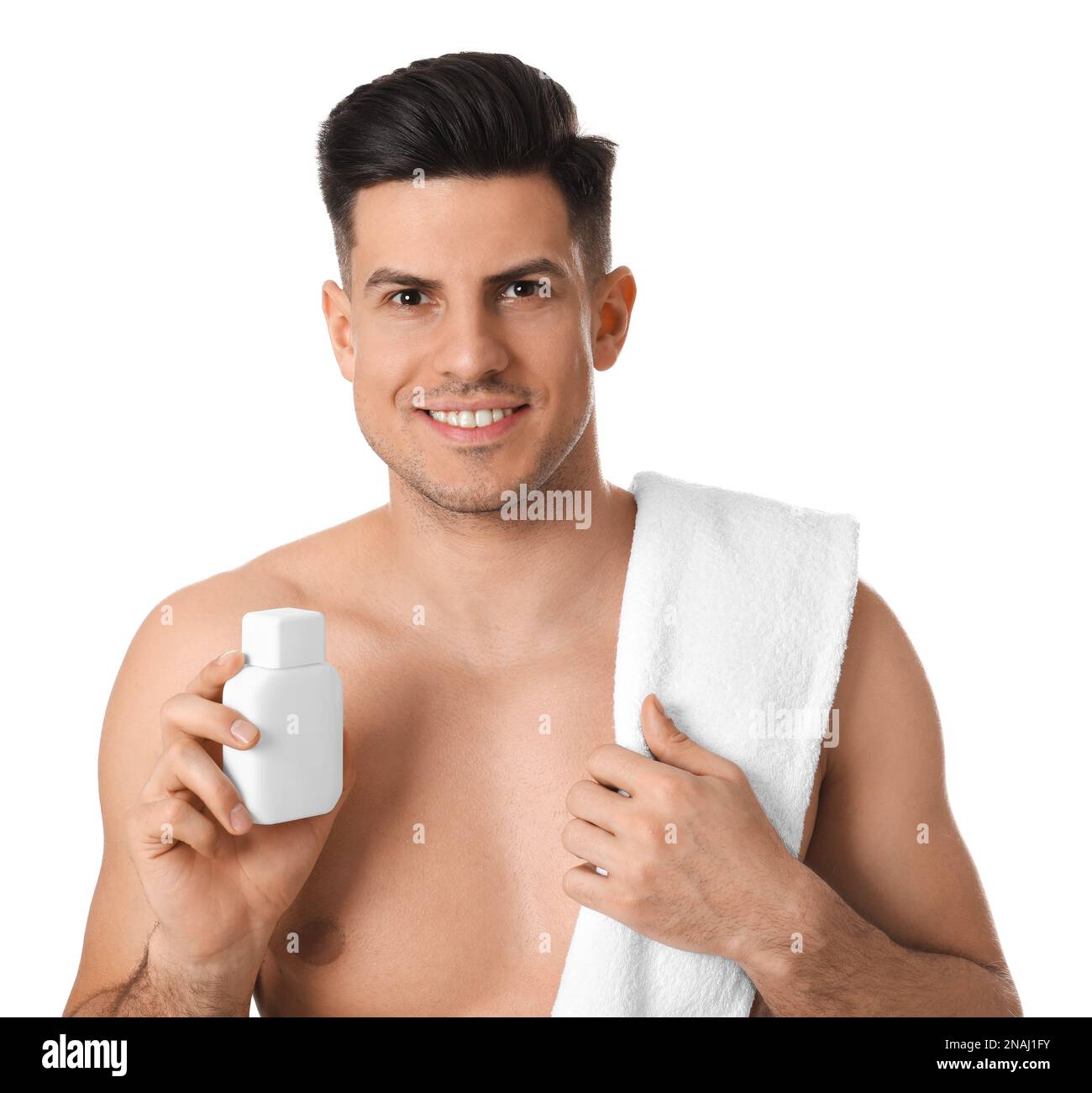Beau homme avec lotion après-rasage pour les poils de barbe de 3 jours sur  fond blanc Photo Stock - Alamy