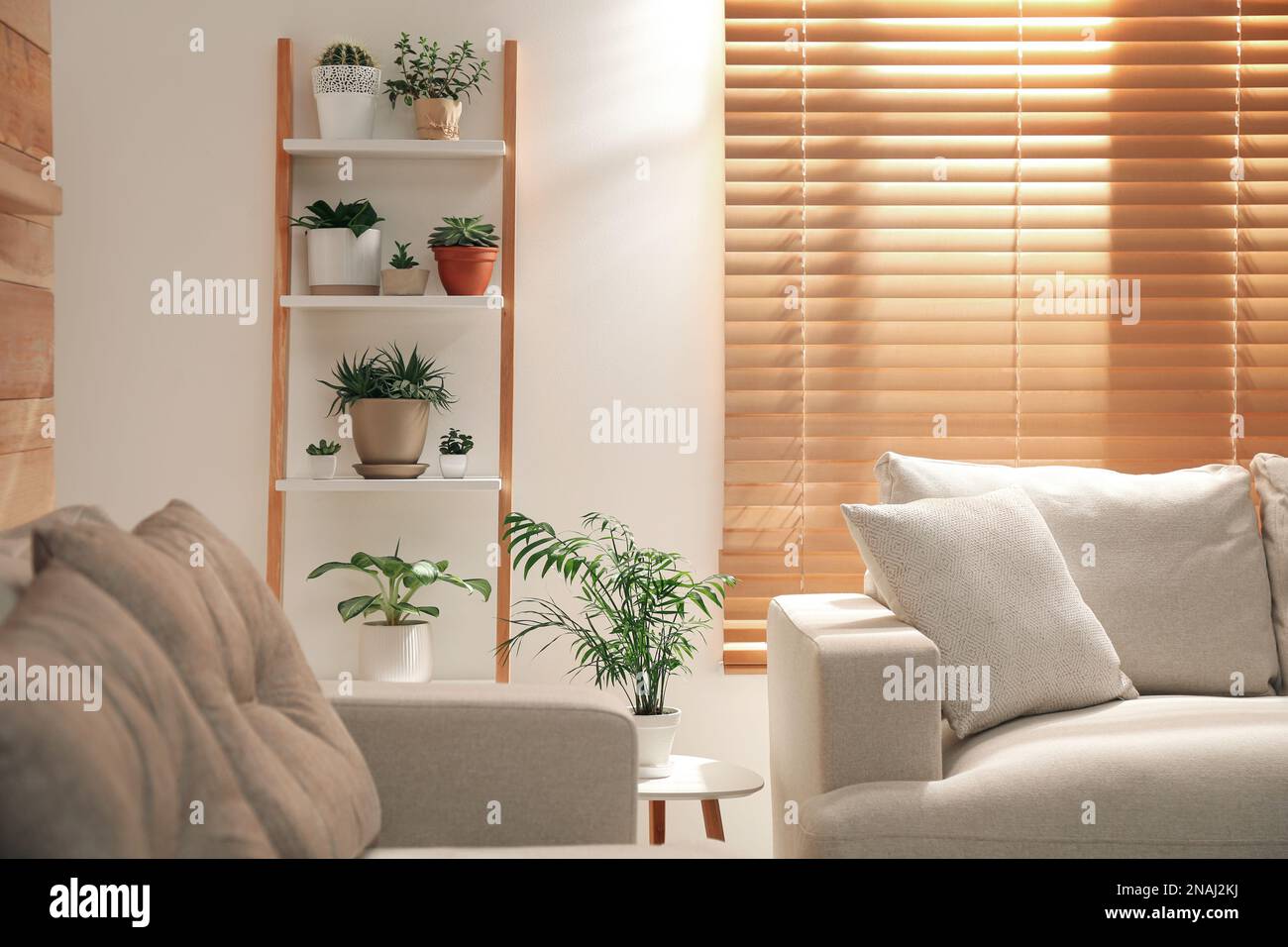 Échelle décorative en bois dans un élégant salon intérieur Banque D'Images