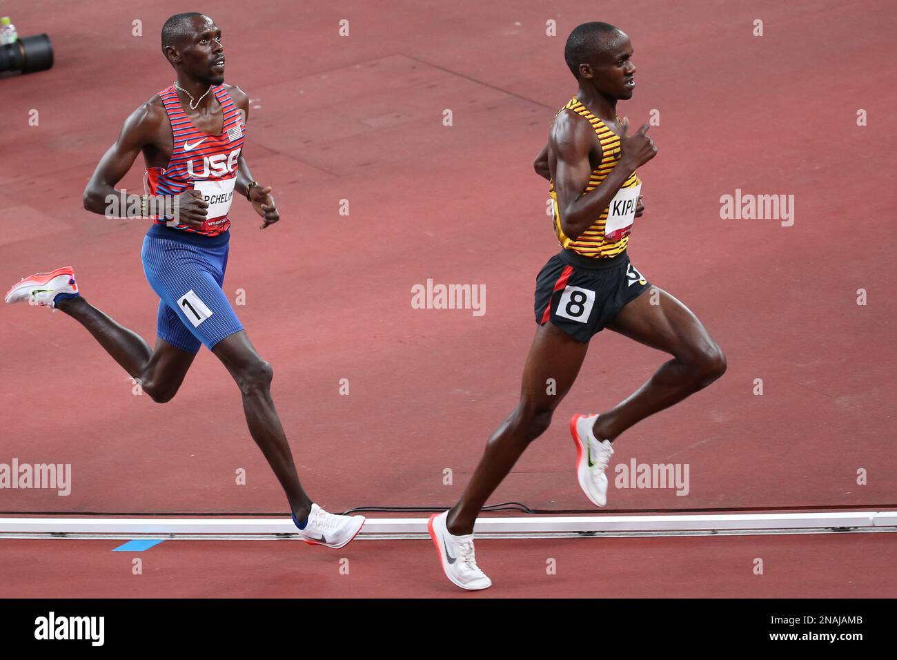 06 AOÛT 2021 - Tokyo, Japon : Jacob Kiplimo, de l'Ouganda, devant Paul Chelimo, des États-Unis, lors de la finale Athletics Men 5 000m à l'Olym de Tokyo 2020 Banque D'Images