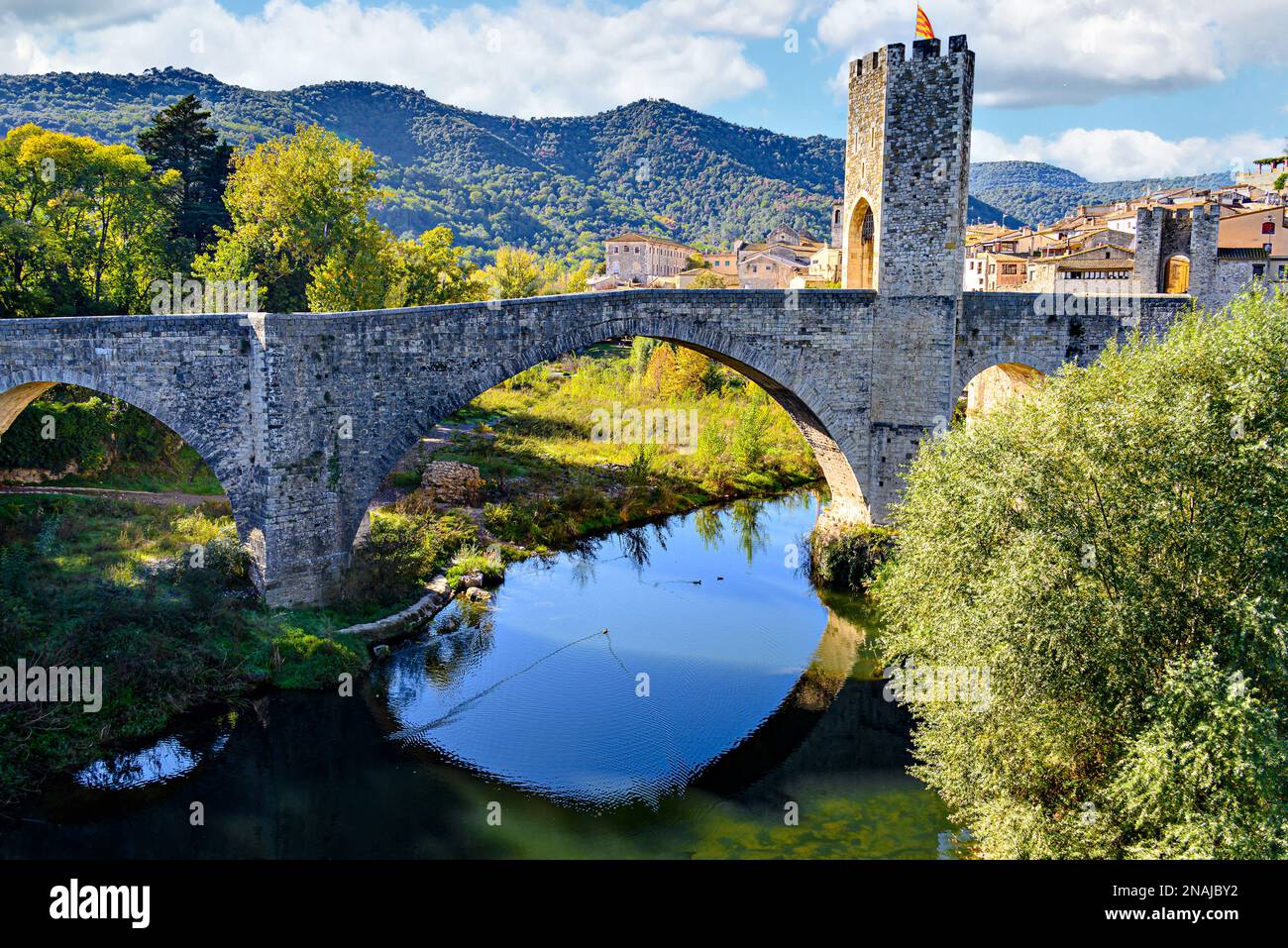 Célèbre pont médiéval au-dessus de la rivière Fluvia dans le village médiéval de Besalú, Gérone, Catalogne, Espagne Banque D'Images