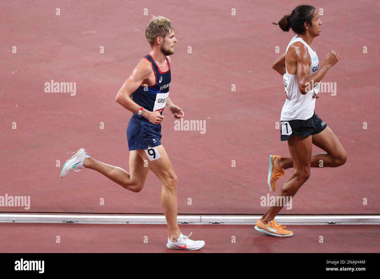 06 AOÛT 2021 - Tokyo, Japon : Luis Grijalva du Guatemala et Jimmy Gressier de France dans la finale Athletics Men 5 000m au Gam olympique de Tokyo 2020 Banque D'Images