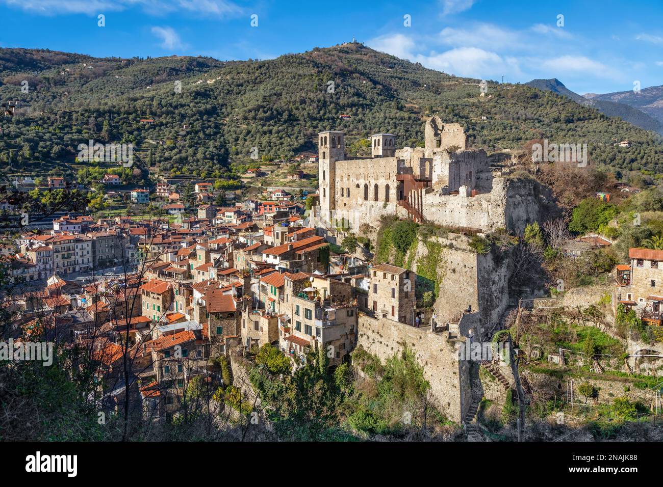 Dolceacqua, Italie - ruines d'un château perché et d'un paysage urbain Banque D'Images