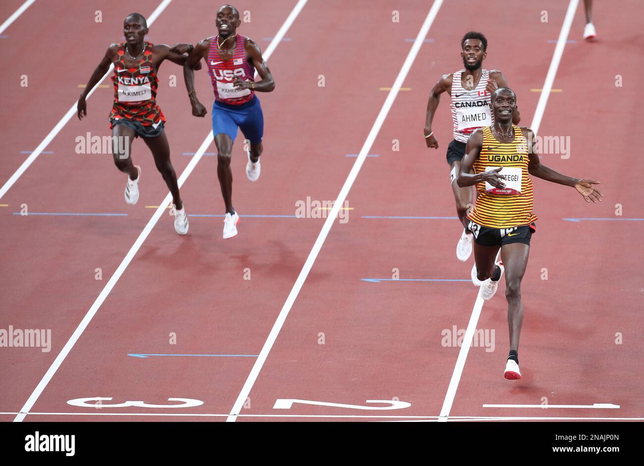 06 AOÛT 2021 - Tokyo, Japon : Joshua Cheptegei, de l'Ouganda, sur le point de remporter la finale Athletics Men 5 000m devant Mohammed Ahmed, du Canada, et Paul Cheli Banque D'Images