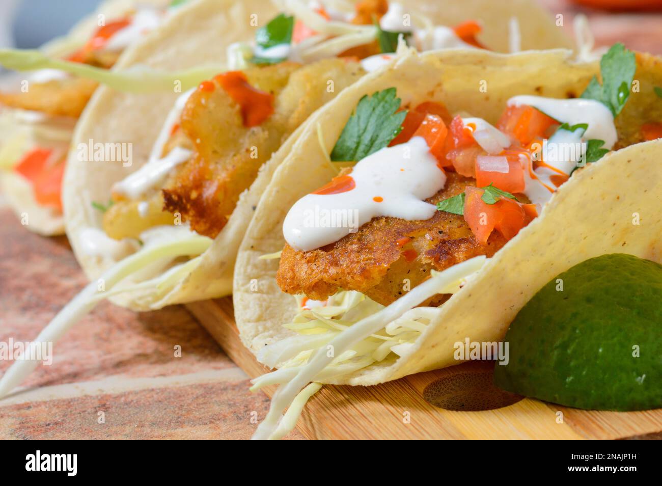 Tacos de poisson de style Baja California avec garnitures et salsas. Tacos de style Ensenada Banque D'Images