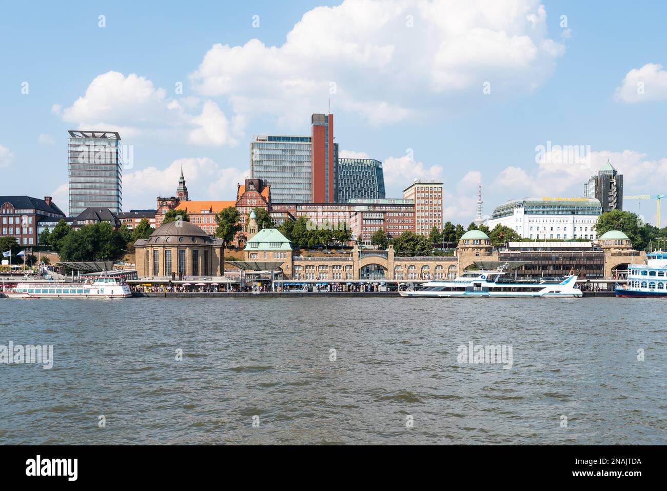 2020-08-16 Hambourg, Allemagne : vue sur le bord de l'eau des célèbres Piers de Saint-Pauli et l'Elbe contre le ciel bleu d'été Banque D'Images