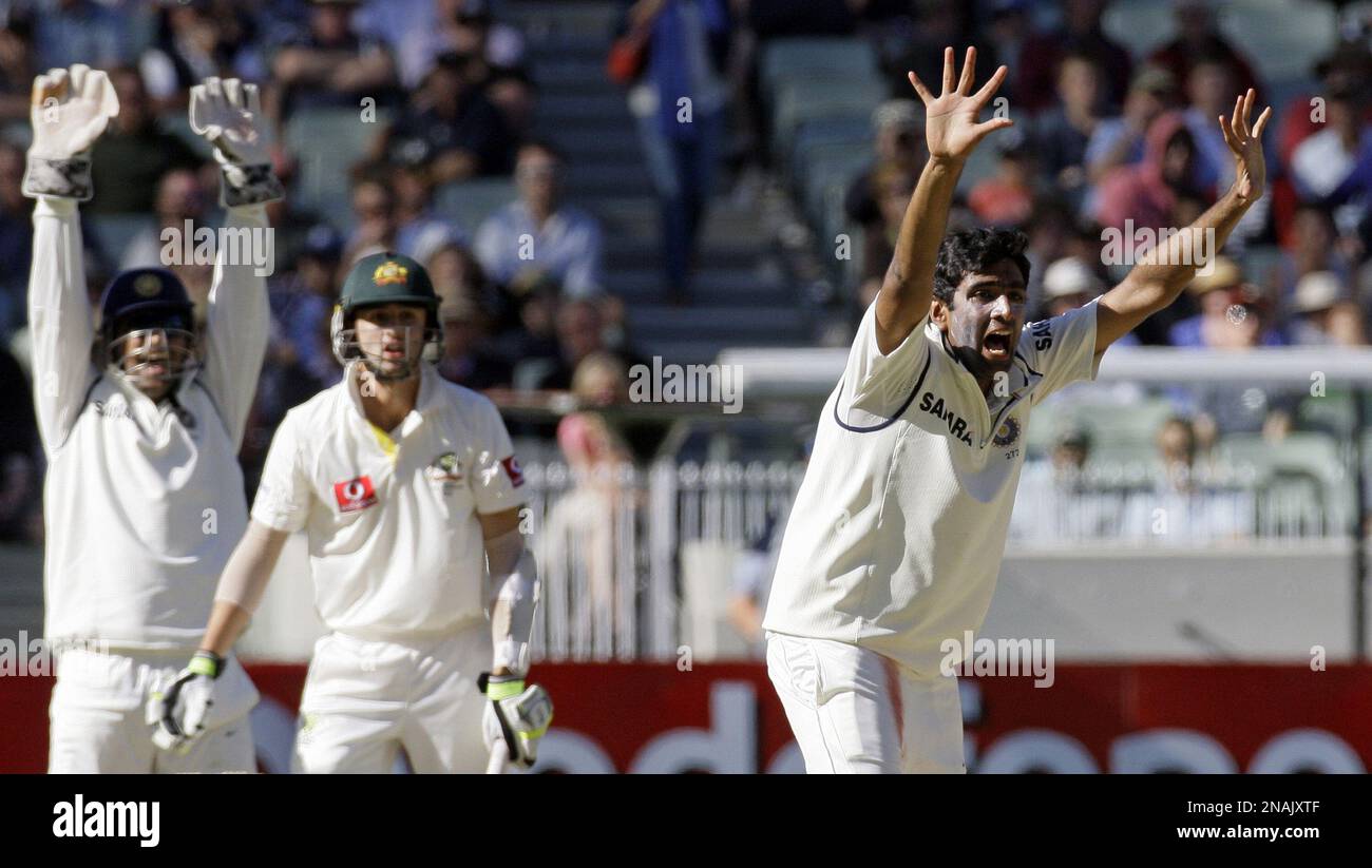 Ravichandran Ashwin, right, successfully appeals for an LBW against Nathan Lyon, centre of Australia during the third day of the first test match at the Melbourne Cricket Ground in Australia, on Wednesday Dec. 28, 2011. (AP Photo/Andrew Brownbill) Banque D'Images