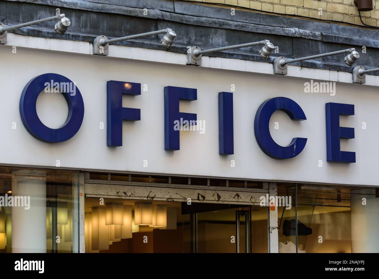 Un magasin de chaussures Office dans le centre de Londres. Un magasin de  détail populaire pour les acheteurs et les touristes à trouver des  chaussures à la mode Photo Stock - Alamy