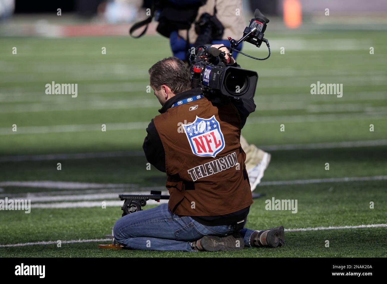 An NFL film crew works during the first quarter of an NFL football game between the New York Giants and the New York Jets, Saturday, Dec. 24, 2011, in East Rutherford, N.J. (AP Photo/Seth Wenig) Banque D'Images