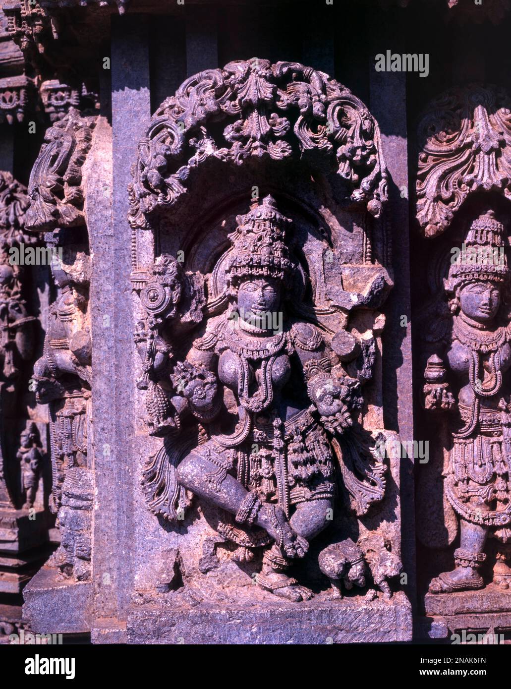 Gros plan de la sculpture en pierre de la danse Lakshmi dans l'architecture Hoysala à Somnathpur, Karnataka, Inde Banque D'Images