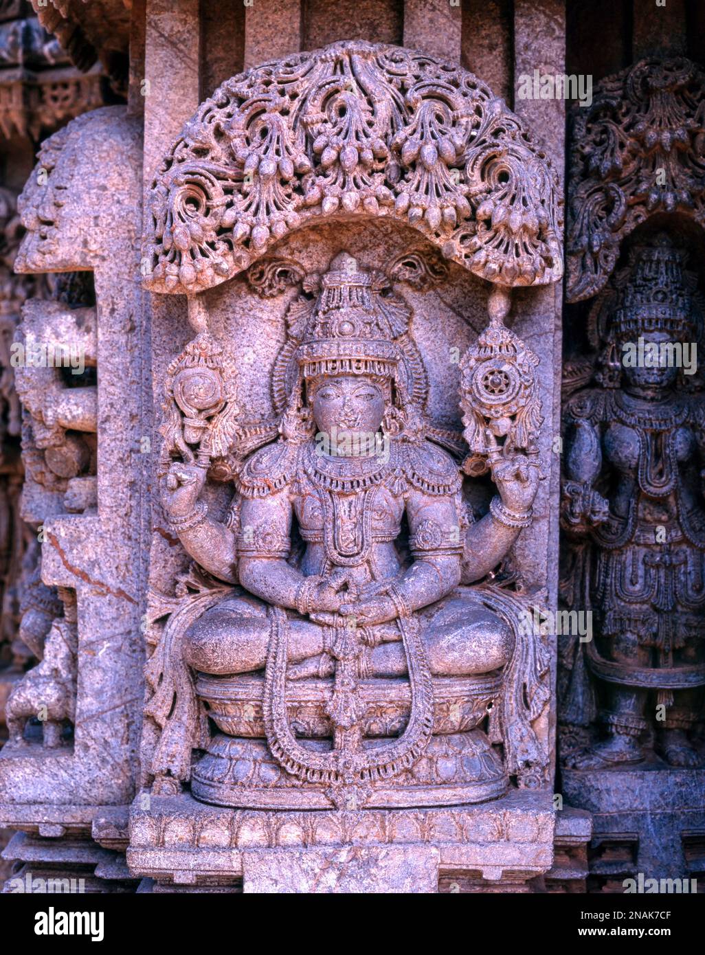 Gros plan de la sculpture en pierre de la danse Lakshmi dans l'architecture Hoysala à Somnathpur, Karnataka, Inde. Gros plan de la sculpture en pierre du yoga Narayana Banque D'Images