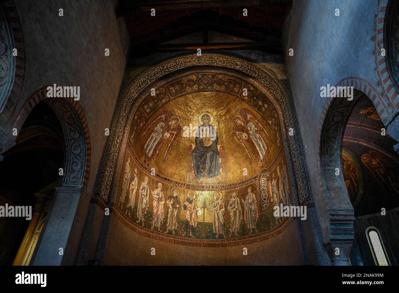 Mosaïque de plafond sur l'autel gauche de la cathédrale de San Giusto, Trieste, région Friuli Venezia Giulia, Italie Banque D'Images