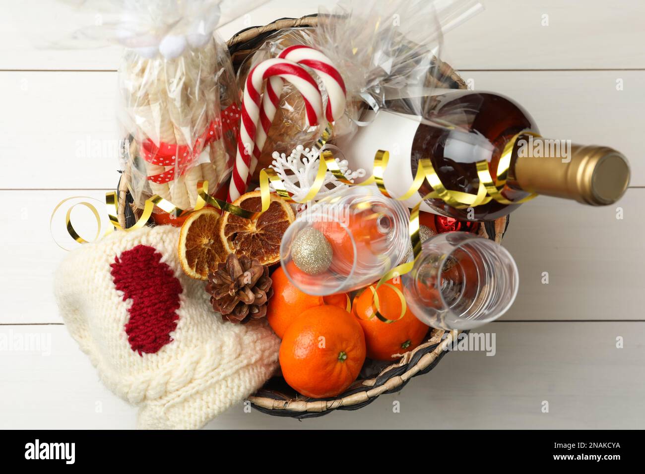 Panier en osier avec ensemble cadeau de Noël sur table en bois blanc, vue  sur le dessus Photo Stock - Alamy