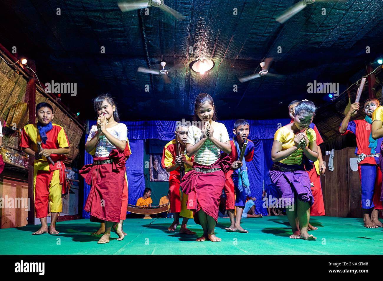 Spectacle traditionnel de danses khmers dans un orphelinat de Siem Reap. Cambodge Banque D'Images