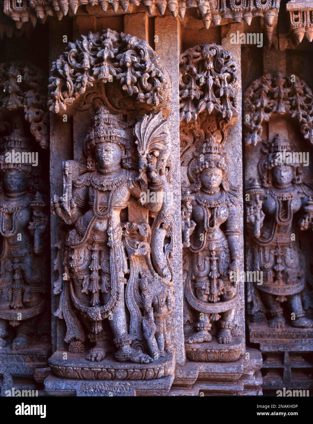 Statue de Manmadha et de Rathi dans le temple de Parasanna Chennakhava à Somnathpur, Karnataka, Inde. Le temple a été consacré en 1258 ce Banque D'Images