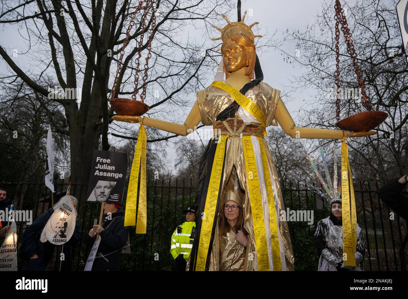 Les activistes de l’11 février ont organisé un carnaval de nuit organisé par la campagne ne pas extrader Assange pour demander la libération de Julian Assange qui a abeille Banque D'Images