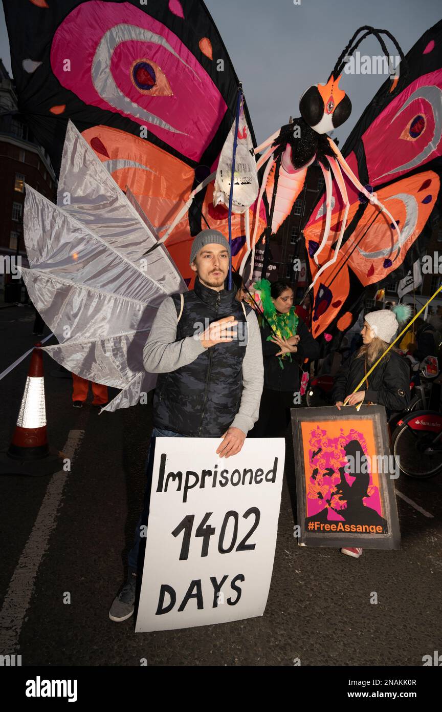 Les activistes de l’11 février ont organisé un carnaval de nuit organisé par la campagne ne pas extrader Assange pour demander la libération de Julian Assange qui a abeille Banque D'Images