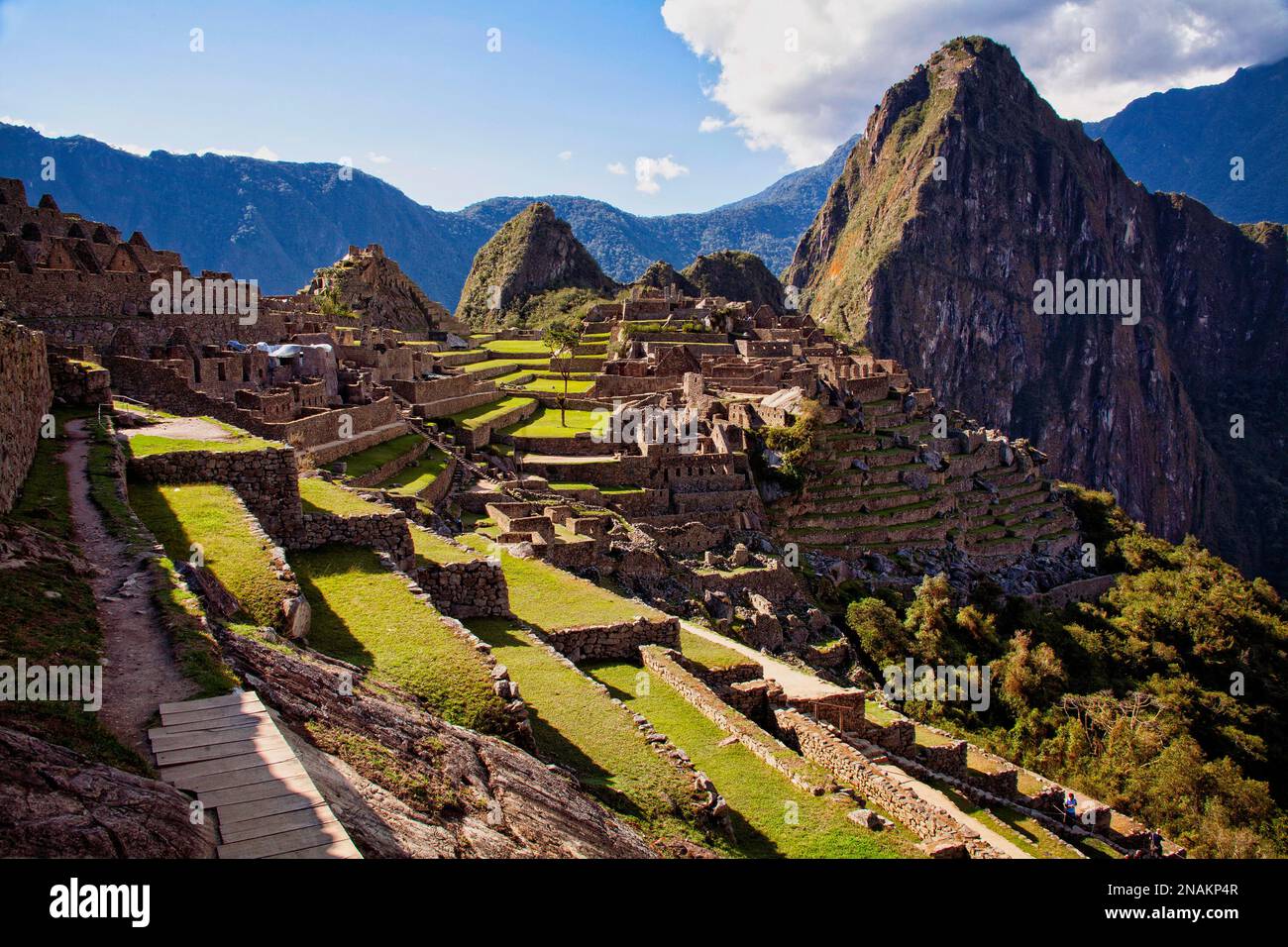 L'ancienne ville incan de Machu Picchu a été construite dans une selle de haute montagne dans les Andes du Pérou. Banque D'Images