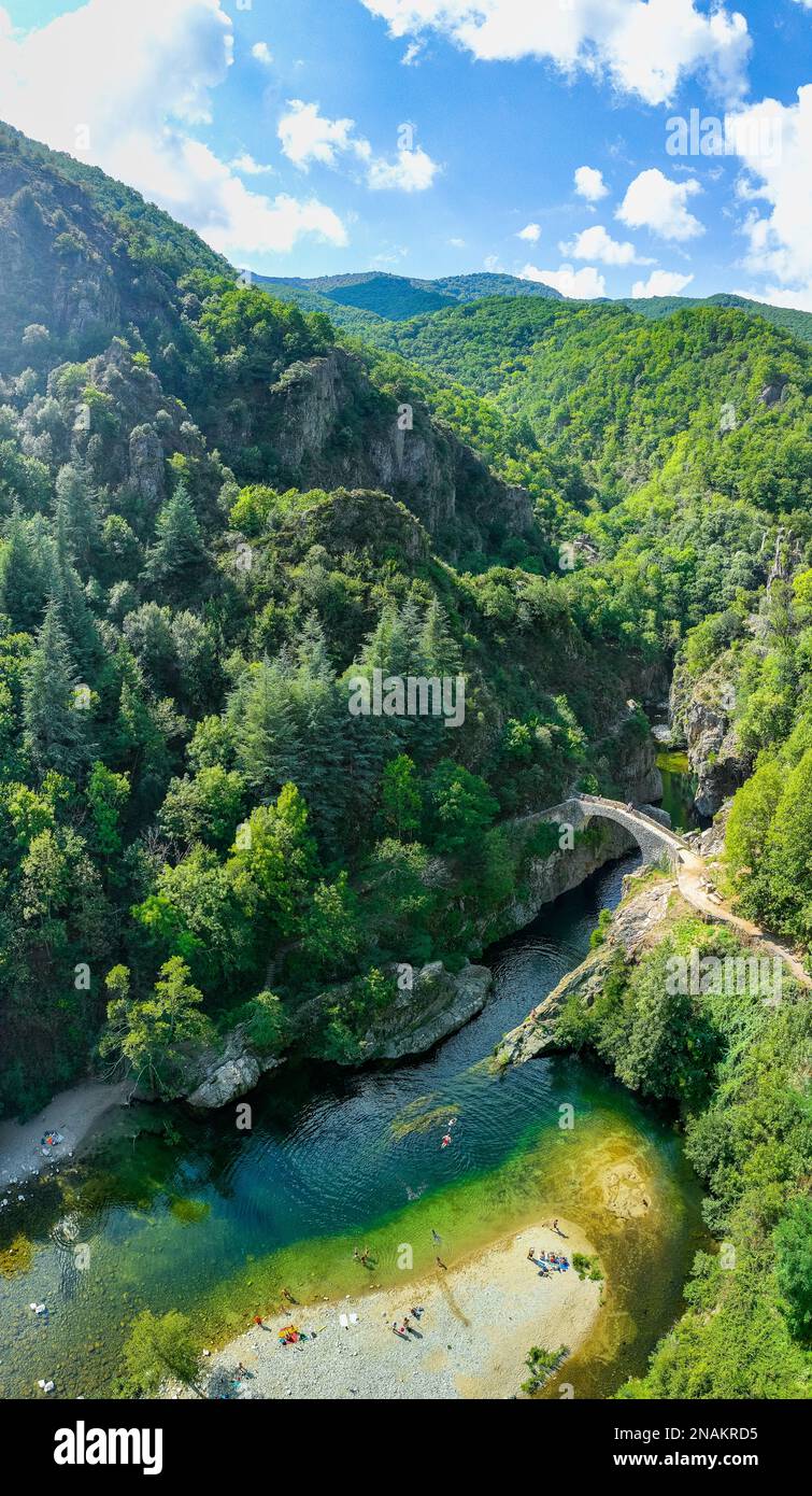 Le pont du diable ou le Pont du diable dans le village de l'Ain Thueyts, dans le département de l'Ardèche, dans le sud de la France. Banque D'Images