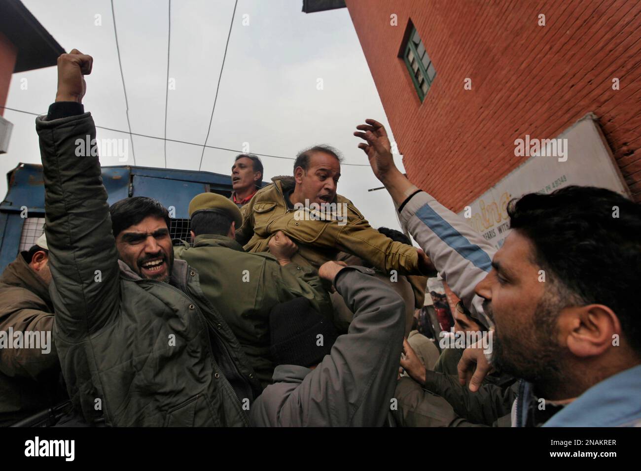Kashmiri government teachers shout slogans as Indian police detain them during a protest in Srinagar, India, Tuesday, Dec. 20, 2011. Police in Indian-controlled Kashmir on Tuesday detained dozens of government teachers who took out a protest demanding hike in salary and regularization of their jobs. (AP Photo/Dar Yasin) Banque D'Images