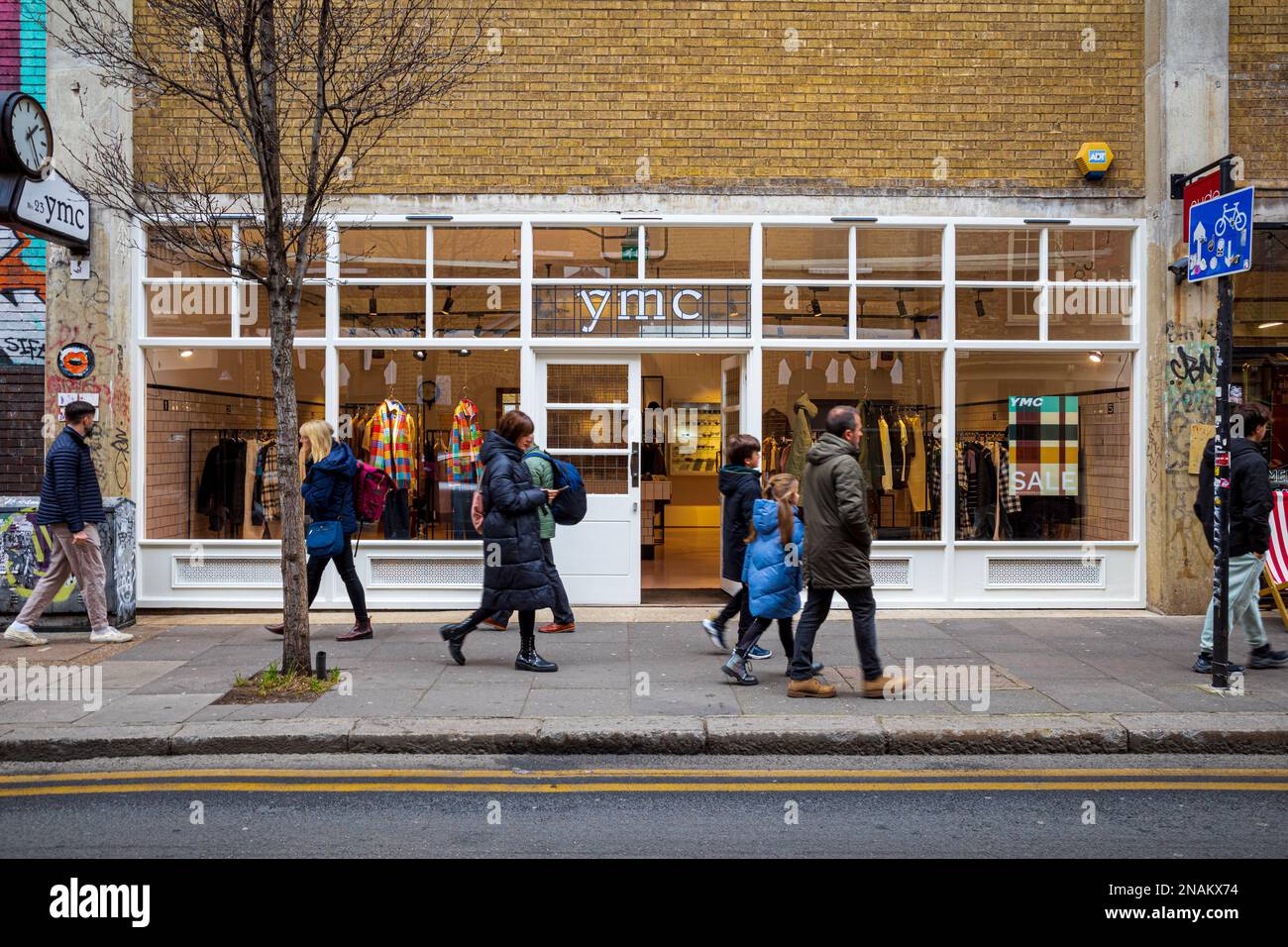 YMC Store Shoreditch London sur 23 Hanbury Street. YMC, You must Create, a été fondée à Londres en 1995. Marque de mode indépendante. Banque D'Images