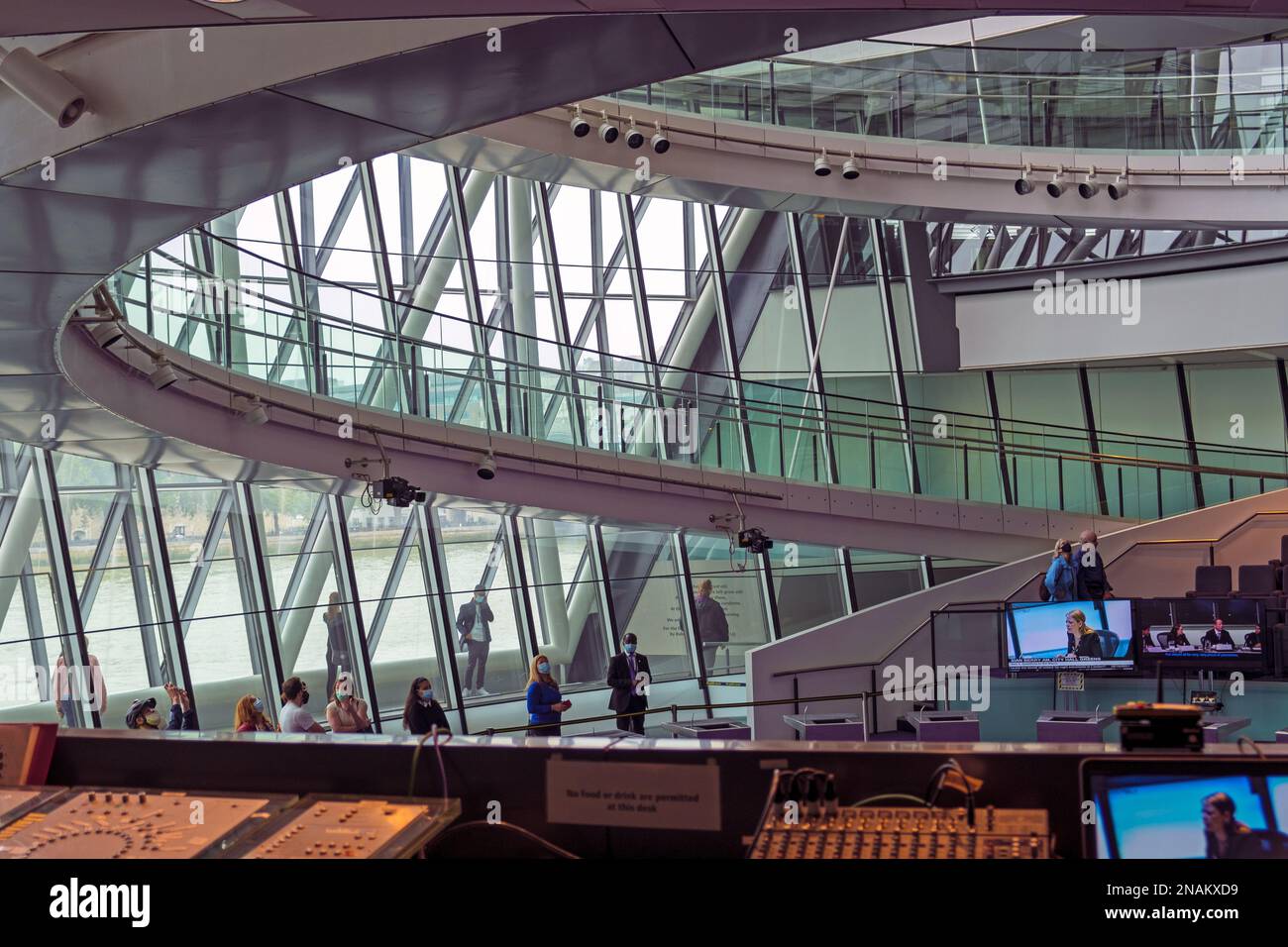 Vue de la passerelle hélicoïdale intérieure et de la Tamise depuis l'arrière du panneau de commande dans la salle de débat de l'ancien hôtel de ville de Londres, Southwark. Banque D'Images