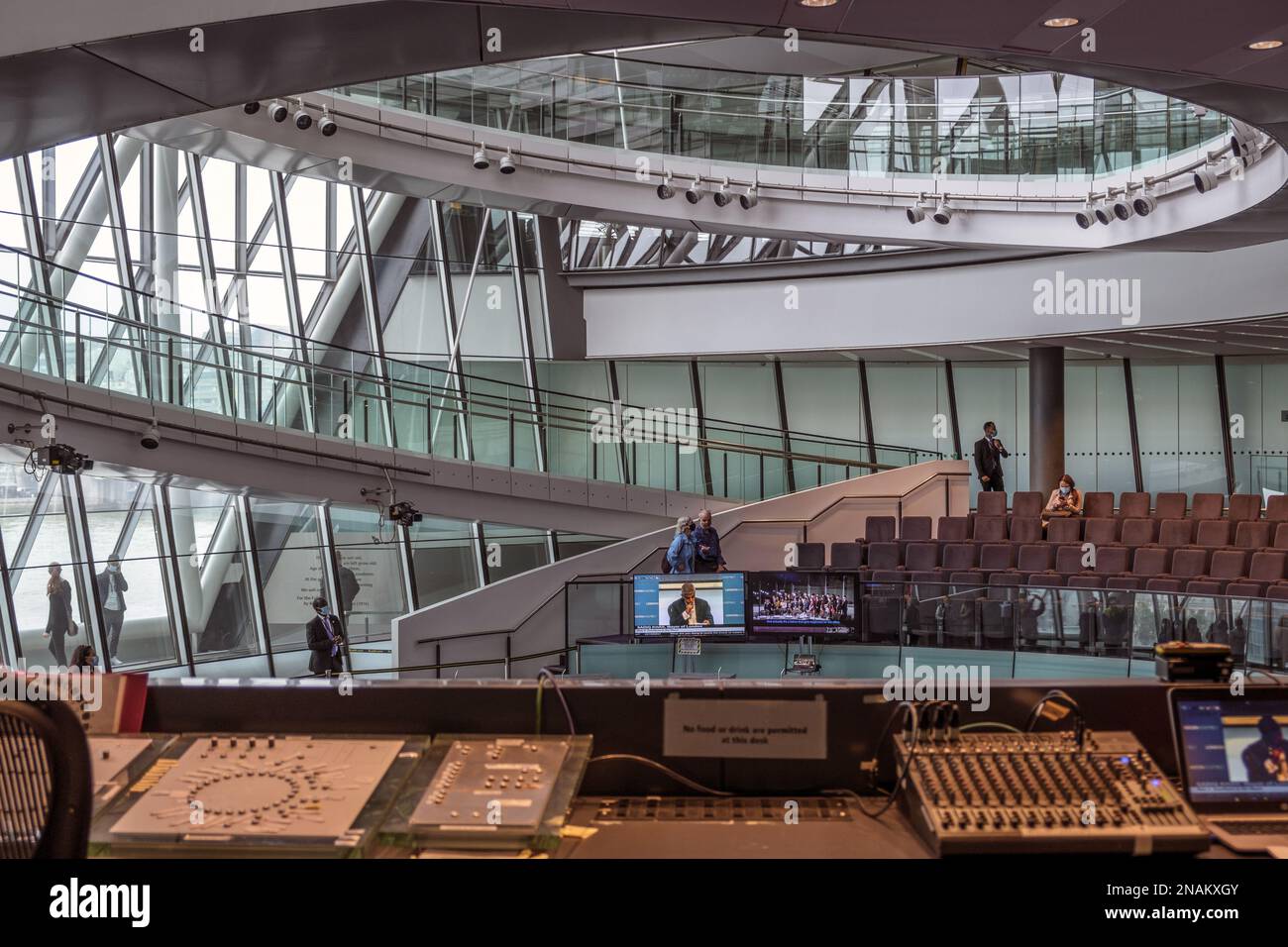 Vue de la passerelle hélicoïdale intérieure de 500 mètres (1 640 pieds) depuis l'arrière du panneau de commande dans la salle de débat de l'ancien hôtel de ville de Londres, Southwark. Banque D'Images