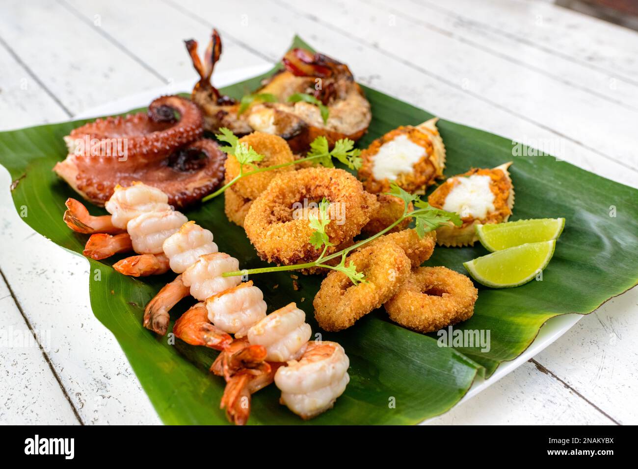 Fruits de mer mélangés cuits. Avec crevettes, calmar, pieuvre, homard et crabe sur la feuille de banane. Gastronomie brésilienne. Banque D'Images