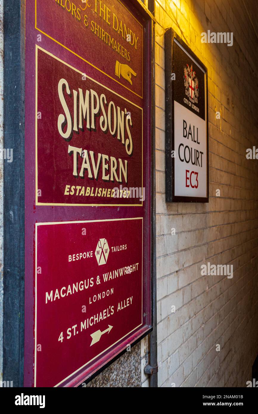 Simpsons Tavern signe à ball court, Cornhill dans le quartier financier de la ville de Londres. La taverne a été fondée en 1757 sur son site actuel. Banque D'Images
