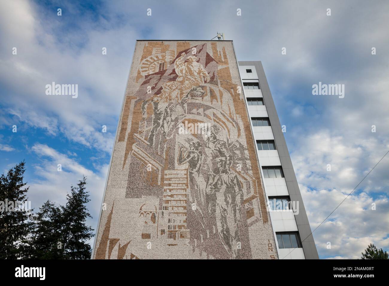 Photo d'une fresque communiste à Timisoara, en Roumanie, sur un vieux bâtiment en décomposition, architecture socialiste, conçue dans les années 1960, pendant la communication Banque D'Images