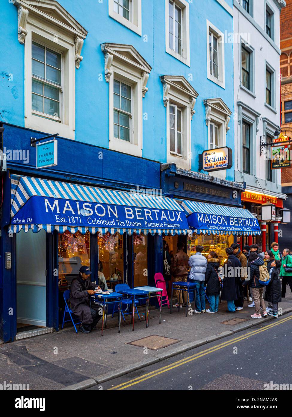 Maison Bertaux en grec Street Soho, fondé en 1871 par un monsieur Bertaux de Paris, est la plus ancienne pâtisserie boutique de Londres. La vie de Soho Soho, vivant Banque D'Images