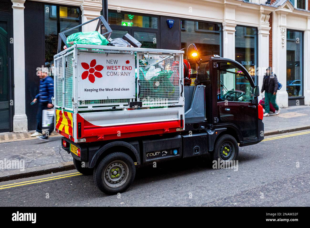 Camion de collecte de déchets électriques Londres - véhicule de collecte de déchets électriques exploité par la New West End Company Banque D'Images