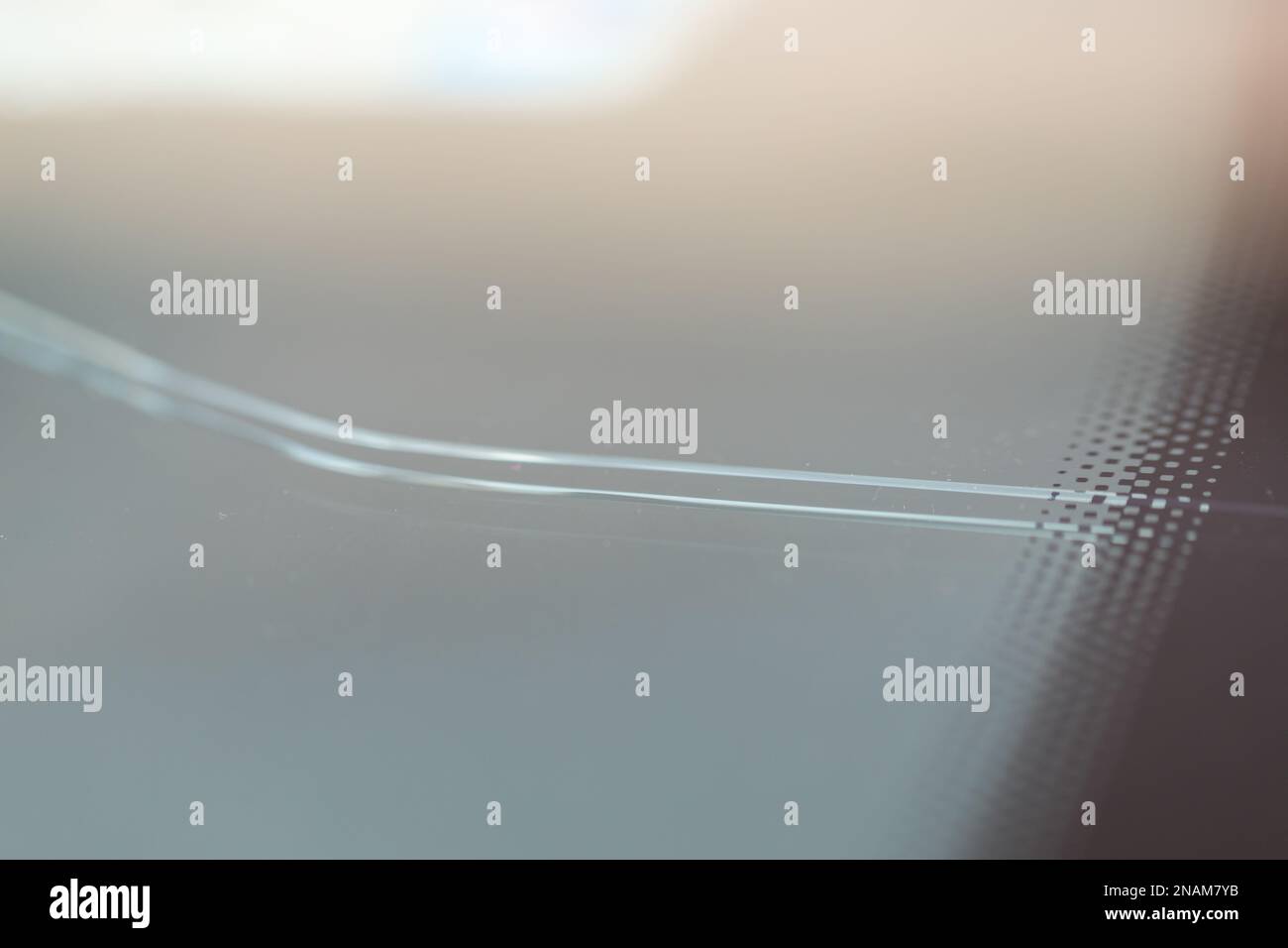 Pare-brise fissuré dans la voiture, gros plan des rayures sur la vitre. Banque D'Images