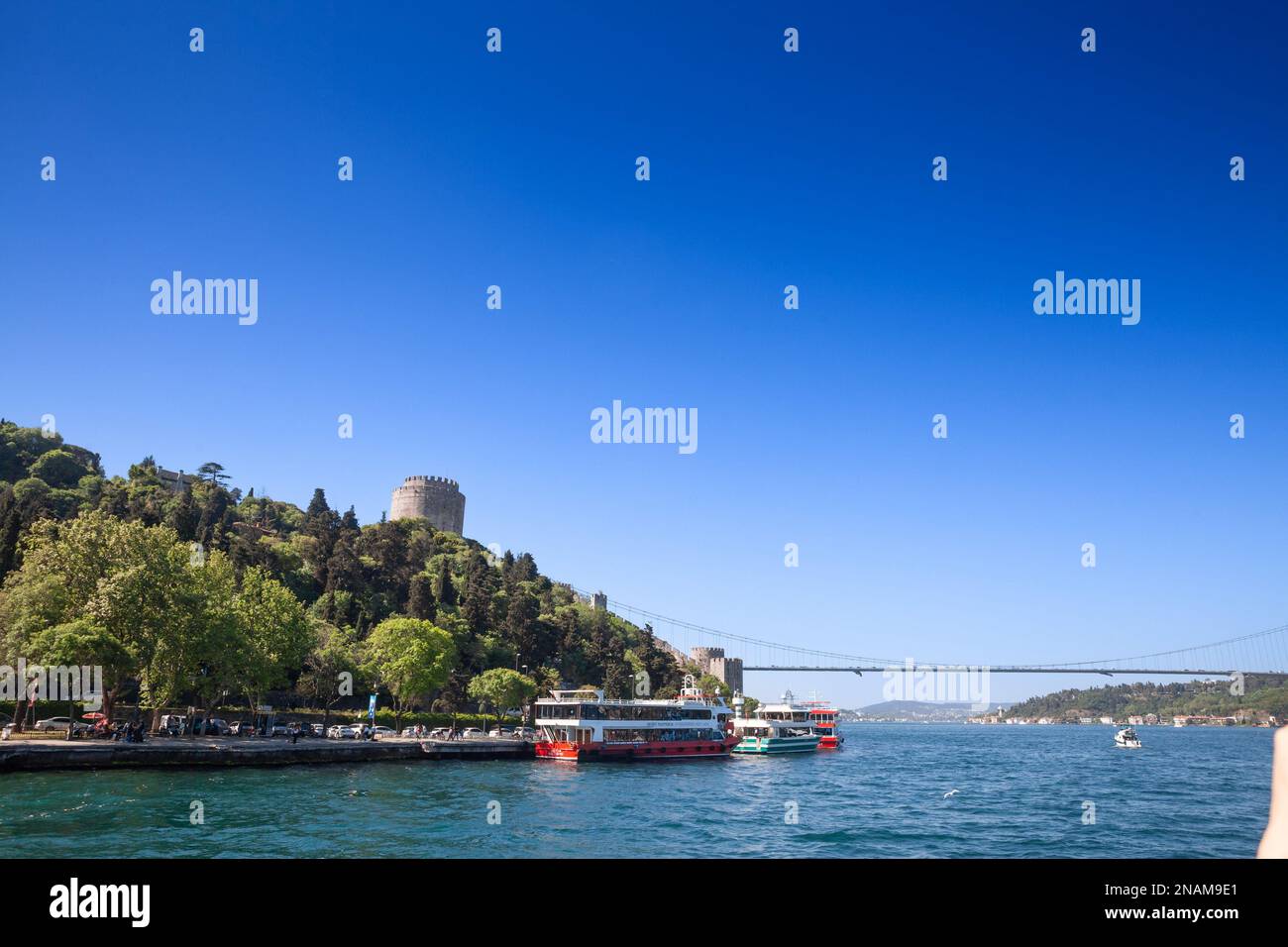 Photo de la forteresse de Rumeli à Istanbul avec un accent sur la tour de Halil Pasha. Rumelihisarı (également connu sous le nom de Château de Rumelian et Roumeli Hissar Castl Banque D'Images